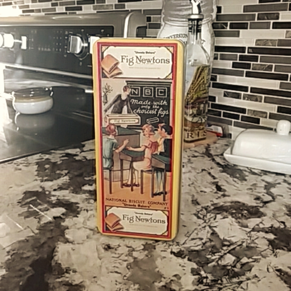 VINTAGE 1994 FIG NEWTONS TIN NATIONAL BISCUIT COMPANY UNEEDA BAKERS BRISTOLWARE